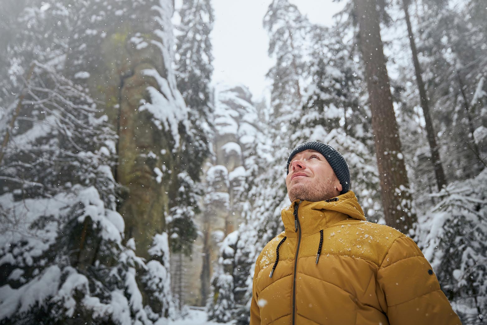 turismus po celý rok – muž ve zasněžené přírodě